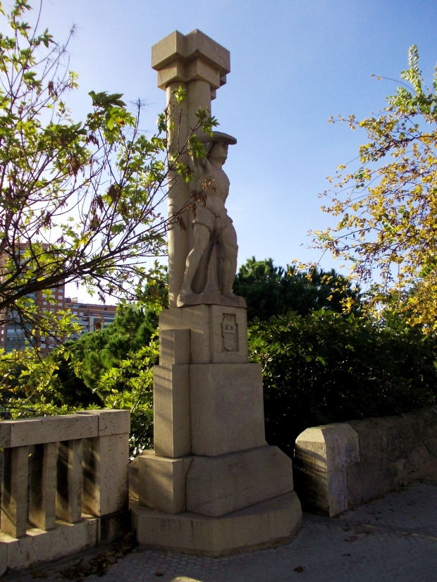 Una de las cuatro esculturas de José Terencio Farré con el significado de la sabiduría, agricultura, pesca y a la ciudad de Valencia, ¿podrías encontrar las 3 restantes?